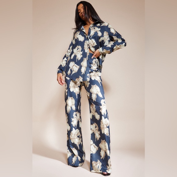 PrettyLittle Thing. NWT. Navy Floral Print Woven Wide Leg Pants - Picture 1 of 4